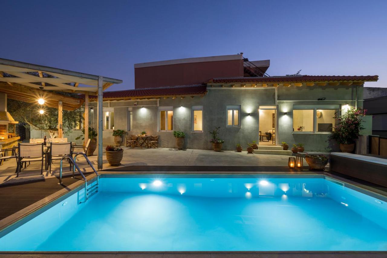 Villa Roxanne Galatás エクステリア 写真